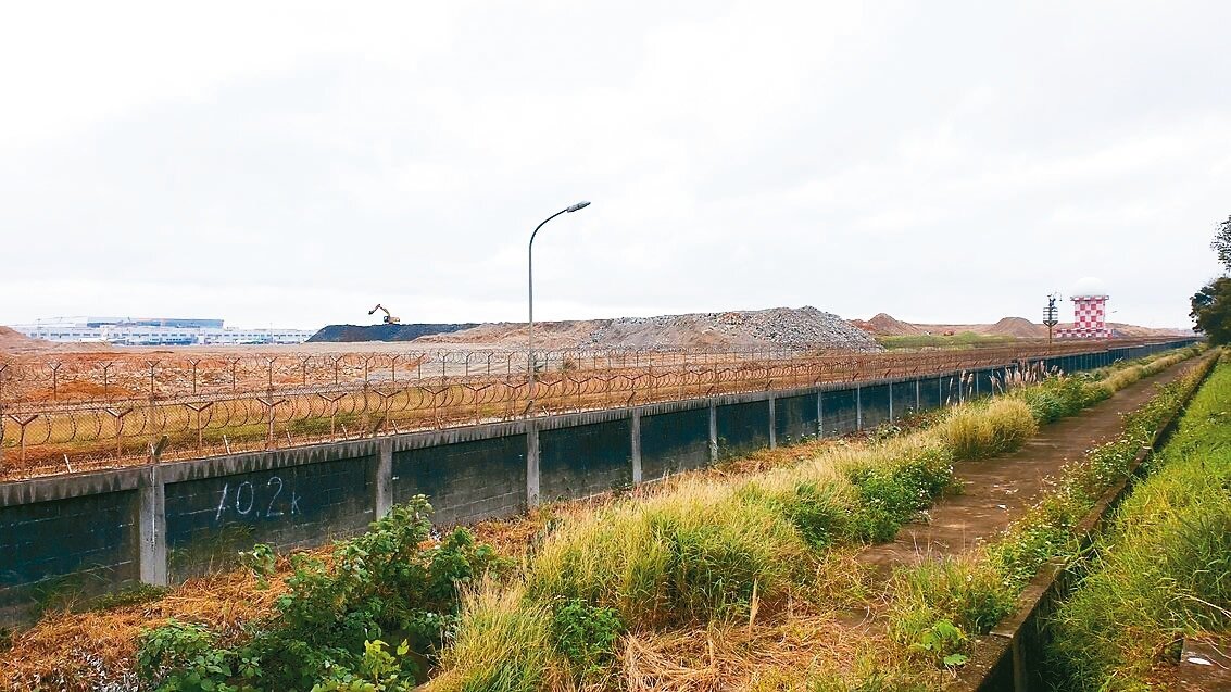 桃機第三跑道9月16日將辦動工典禮，工程的環境衝擊引發地方關注。圖為機場靠近竹圍里現況。記者鄭國樑／攝影 