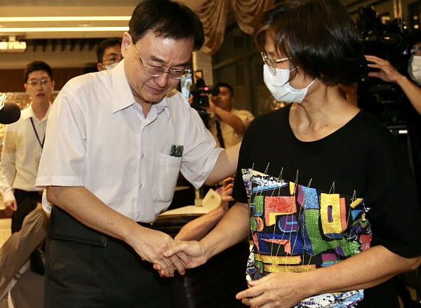 基泰總經理馮先勉與受災戶開會。記者陳正興/攝影