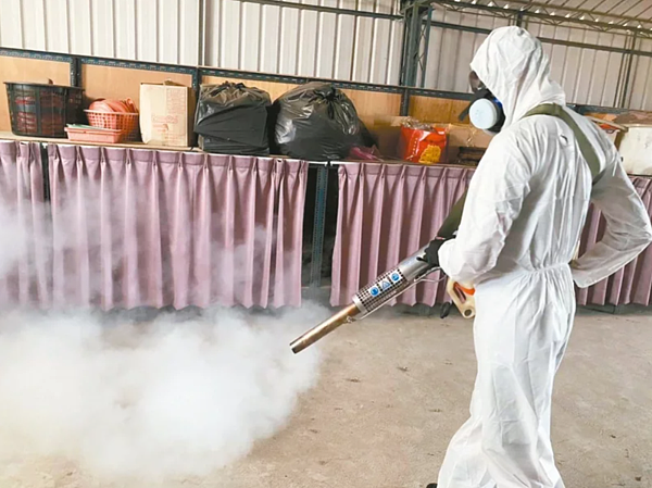 台南市本土登革熱已破五千例,教育局發函各國中小學,若在校內查獲陽性孳生源,或有教職員在校內感染登革熱,相關人員將被懲處,引發熱議。圖/台南市衛生局提供