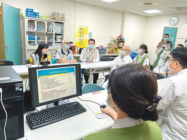 衛生福利部疾病管制署副署長羅一鈞(面對鏡頭左二)11日再度抵達台南,並由市府衛生局長蘇世斌(面對鏡頭左三)陪同視察台南市立醫院。(衛生局提供/洪榮志台南傳真)