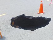 高雄連日豪雨　仁武、前鎮路面現坑洞