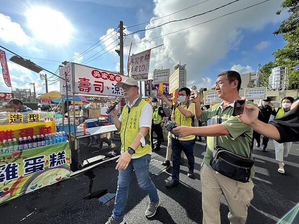 大東夜市違規營業，市場處11日到場進行勸導。圖／台南市經發局提供