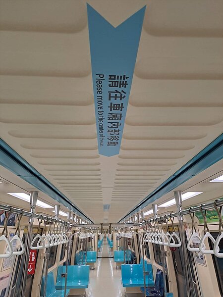 改裝車廂內多了「請往車廂內部移動」、「下車等候區」等宣導指標。圖/台北捷運提供