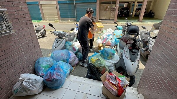 新竹縣社會處與臺灣社工人共好發展協會公私協力,協助居家清潔獨居老人住家。圖/新竹縣社會處提供