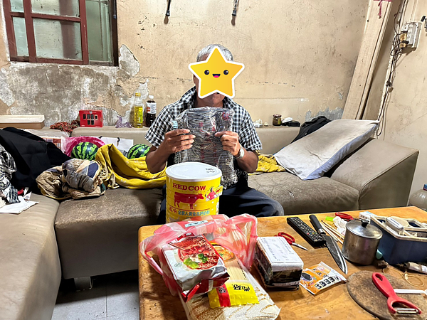 7旬獨老王爺爺感謝大家協助。圖/新竹縣社會處提供