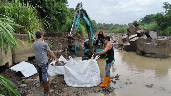 新竹縣關西鎮鳳山溪今年6月間遭到艾斯巴達公司涉嫌污染，環保局於清除受污染底泥約12噸、共13袋太空包。圖／環保局提供