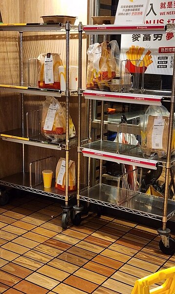 日前有一名麥當勞的店員發文表示,每次只要遇到下雨天,店裡至少要報廢一萬元以上的餐點。圖/擷取自臉書社團「外送員的奇聞怪事」
