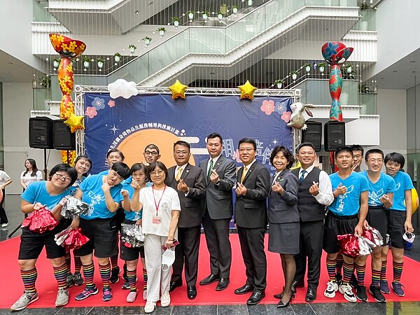 永慶房產集團加盟四品牌中區經管會攜手台中市政府社會局做公益,花費100萬元購買信望愛智能發展中心的手工皂中秋禮盒,讓身障朋友暖心過中秋節。圖/永慶房產集團提供