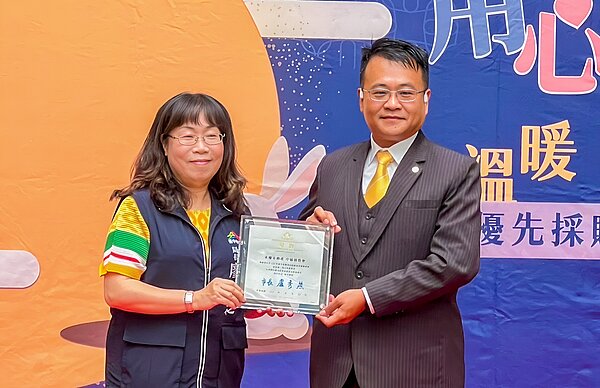 台中市政府社會局長廖靜芝(左)頒發感謝狀,感謝永慶房產集團加盟四品牌中區經管會以實際行動採購公益商品,關懷身障朋友。圖/永慶房產集團提供