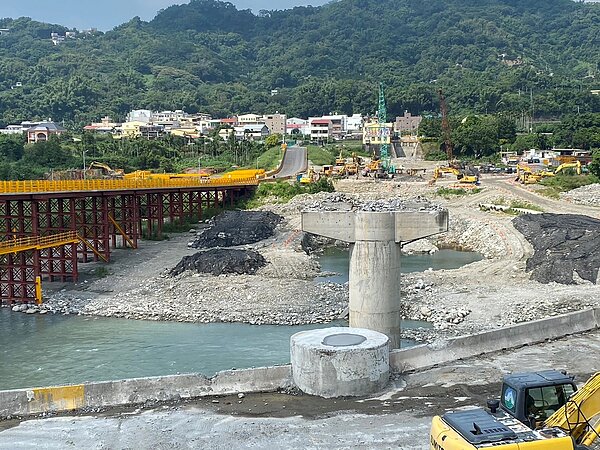 東勢區埤豐橋舊橋拆除完成,新橋基礎施工中。圖/台中市建設局提供
