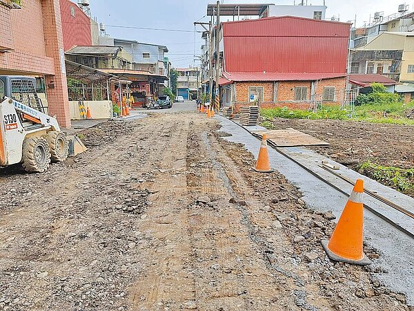 屏東潮州鎮公所在都市計畫第2次通盤檢討中發現,鎮內有20多處的「道路瓶頸點」,經與代表會攜手努力下,至今打通6處,計畫在3年內全部打通,落實還路於民。圖/潮州鎮公所提供