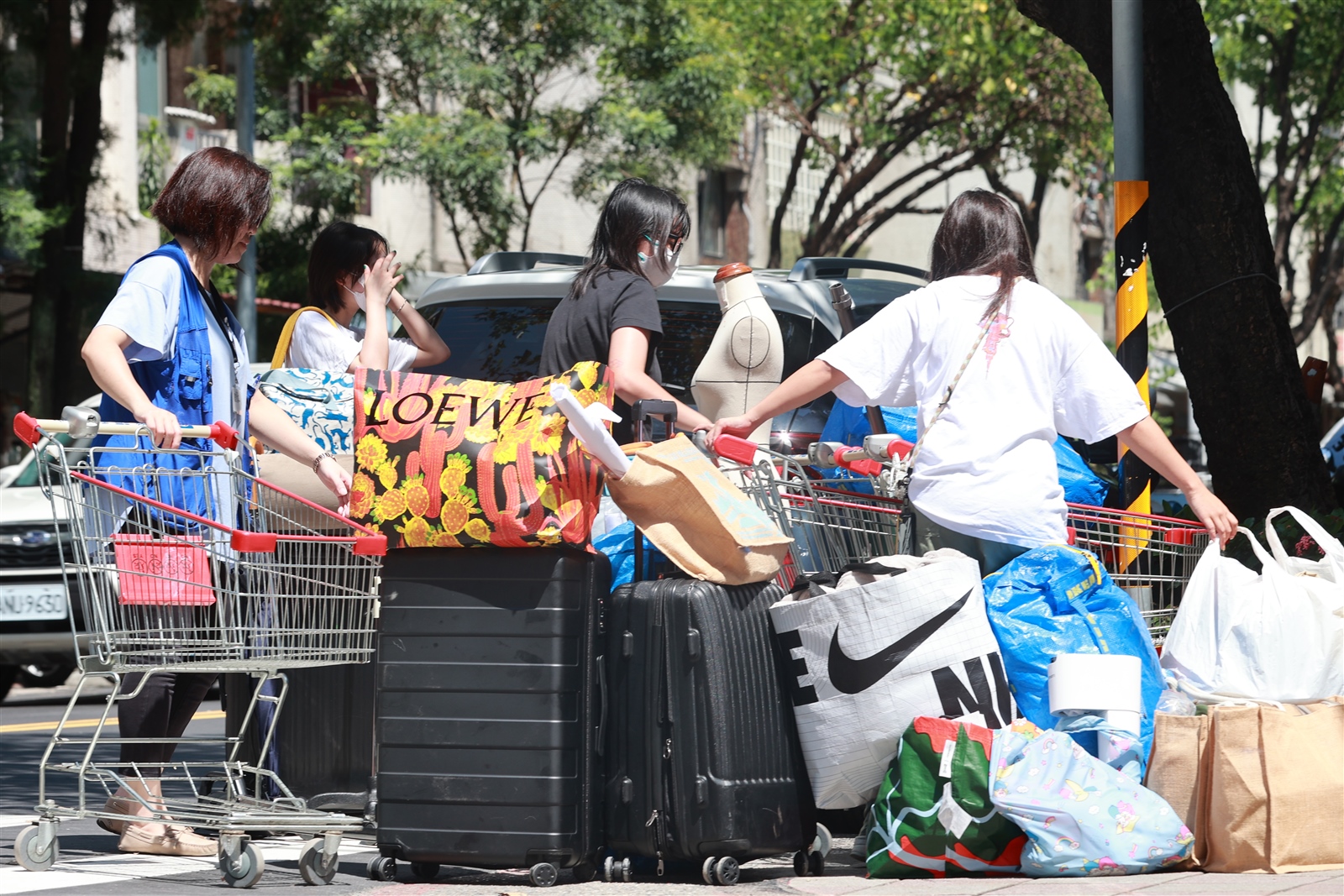大直民宅塌陷案受災住戶上午返家拿東西，許多住戶拿著大行李箱與包包裝東西，部分住戶表示先拿貴重物品、權狀、電腦、護照等。記者蘇健忠／攝影 