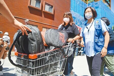 台北市「基泰大直」建案工地施工不當,造成鄰宅嚴重龜裂下陷,北市府12日上午開放返家取物,有受災戶發文抱怨,進去時間只限20分鐘,拿不了多少東西,還要拍損壞物品照片,以利未來求償,痛批巿府不為受災戶著想。(張鎧乙攝)