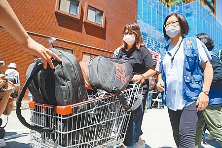 台北市「基泰大直」建案工地施工不當,造成鄰宅嚴重龜裂下陷,北市府12日上午開放返家取物,有受災戶發文抱怨,進去時間只限20分鐘,拿不了多少東西,還要拍損壞物品照片,以利未來求償,痛批巿府不為受災戶著想。(張鎧乙攝)