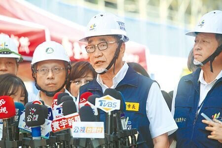 災後復原尚未結束,基泰總經理馮先勉稱要退居二線,副市長李四川(圖中)酸說「各位在這邊有看到他站在第一線嗎?」(張鎧乙攝)