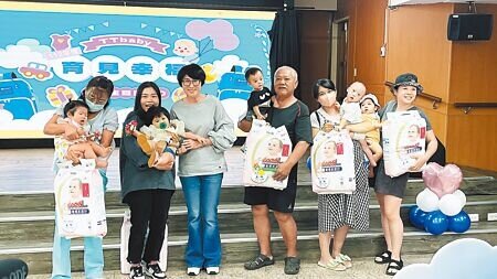 台東縣政府加碼生育補助,明年起首胎從3萬元提高為4萬元,並贈新版育兒生日禮盒。(蕭嘉蕙攝)