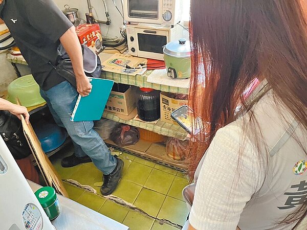 定泰建設新建案釀附近住戶房子龜裂，居民憂心新建物跟老公寓的後陽台緊鄰，唯恐持續興建鄰損會進一步擴大。（黃瓊慧提供／蔡依珍桃園傳真）