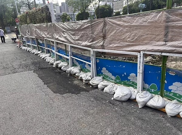 北市南港區東新街傳出建案工地外道路出現龜裂。圖/記者林佳彣翻攝