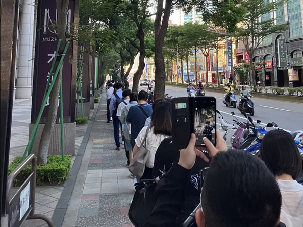 基北北桃TPASS月票上路後,桃園往返台北的國道客運乘客大增,排隊人潮甚至綿延1、2公里。記者朱冠諭/攝影