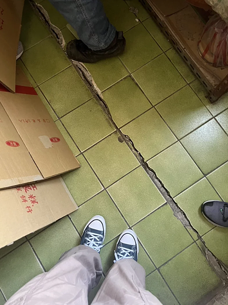 桃園市桃園區昨天也傳新建案施工導致隔壁住戶牆壁、地面產生裂縫,陽台、門框扭曲變形。圖/黃瓊慧提供