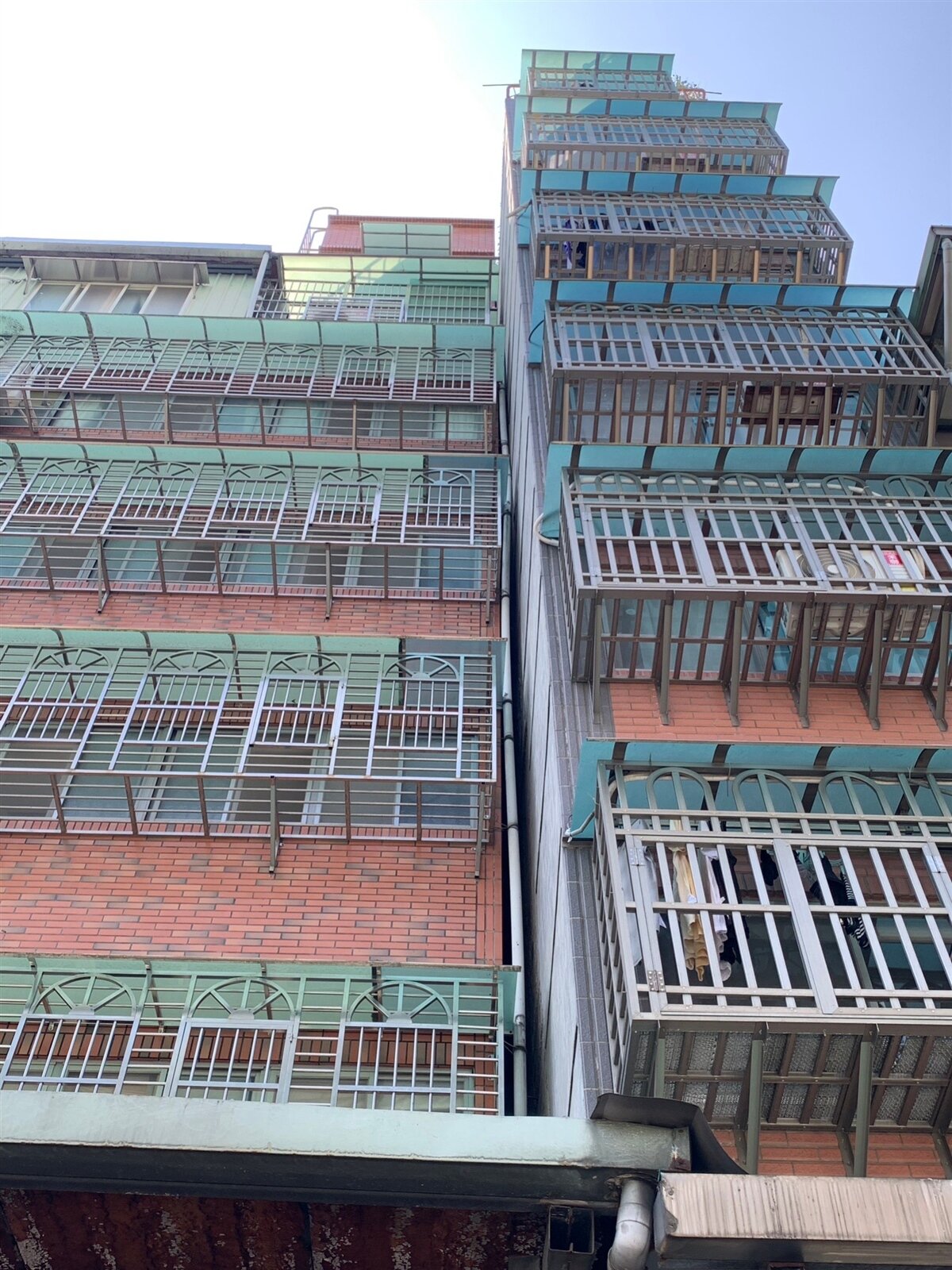 三重三和路一處公寓不明原因傾斜，兩建築緊靠在一起。記者葉德正／攝影 