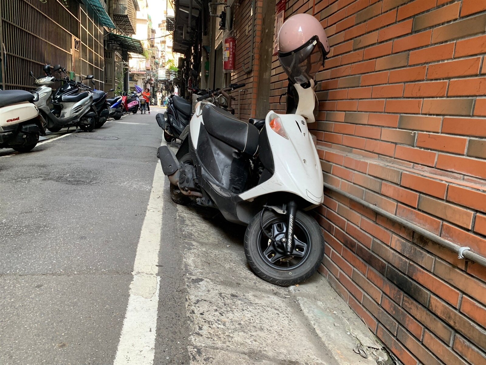 建築物後巷有下陷疑雲。記者葉德正／攝影 