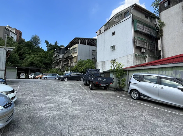 時代力量前立委黃國昌本人及兒女在汐止的地遭批爆違規設置停車場,新北市府日前聯合稽查,發現仍未具體改善,因此依法裁處行為人6萬元罰鍰。圖/新北城鄉局提供