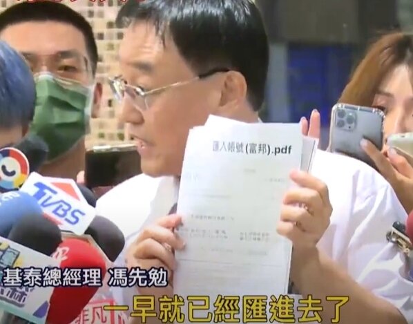 ▼馮先勉昨日在基泰建設幹部陪同下,到飯店探視25戶受災戶。(圖/東森新聞)