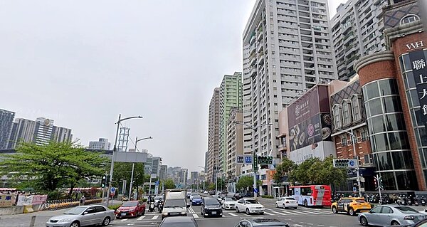 陳秋妮店東認為,現在高雄房市「多空交戰」,買方更理性謹慎,賣方也不會太過堅持價格,如此反而形成一種平衡狀態,促使買氣仍在,首購族也積極出籠。圖/google map