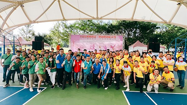 永慶加盟四品牌桃園經管會動員超過200位志工協助桃園平鎮千人健走活動,並贊助近40萬物資,與3500位民眾熱情健走。圖/永慶房產集團提供