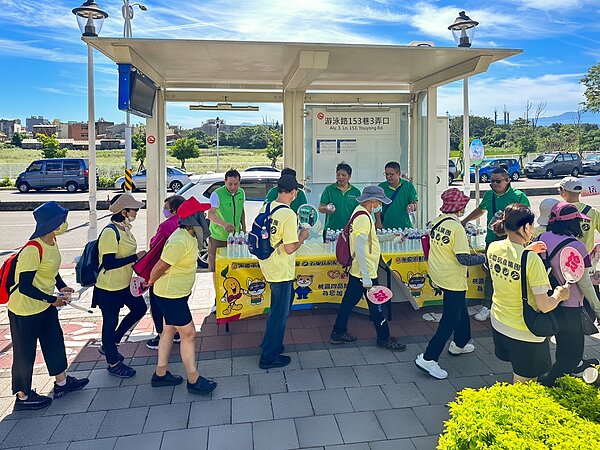 永慶加盟四品牌桃園經管會準備近5000瓶礦泉水沿路發送,讓健走民眾消暑解渴。圖/永慶房產集團提供