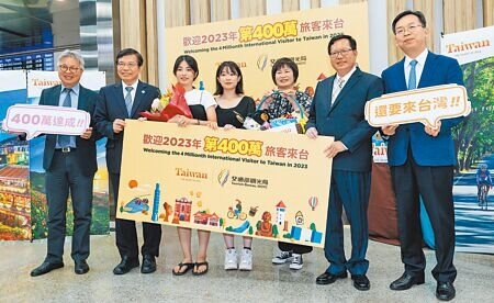 觀光局13日在松山機場入境大廳舉行「第400萬名來台國際旅客歡迎儀式」,行政院副院長鄭文燦(右二)、交通部長王國材(左二)、觀光局長周廷彰(左一)、民航局長林國顯(右一)出席,致贈紀念品給第400萬名國際旅客金睿元(左三)與其家人,並合影留念。(郭吉銓攝)