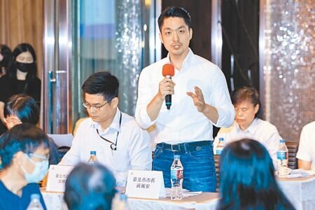 基泰大直建案造成民宅下陷事故已7天,台北市長蔣萬安(中)親赴現場聆聽受災戶意見,強調會與受災戶站在一起。(郭吉銓攝)