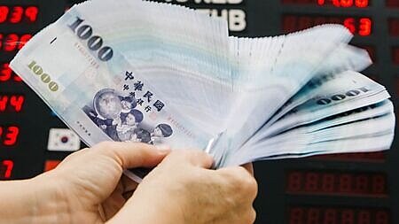 
國內大型民營銀行認為，新台幣低檔有撐，年底貶破33元機率低。圖∕本報資料照片
