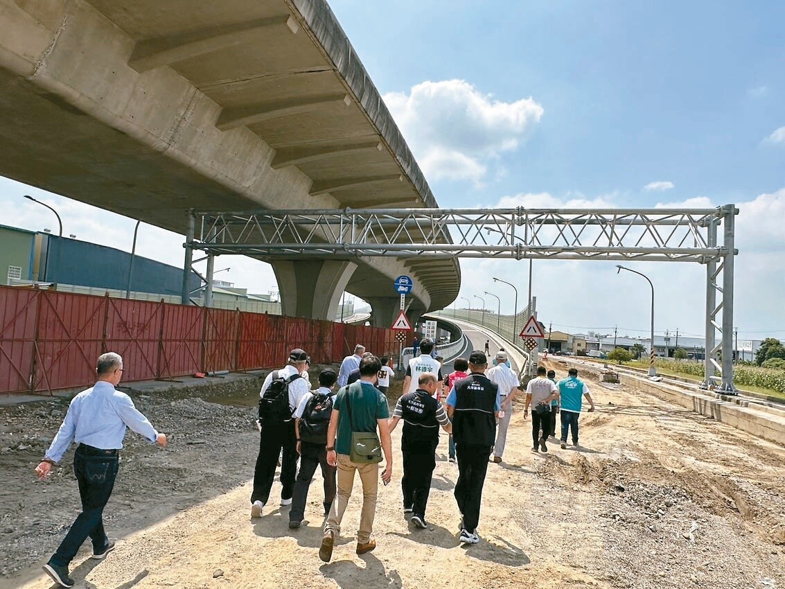 台74線道路草湖交流道主體完工，剩平面道路完成就可通車。記者黃寅／攝影 