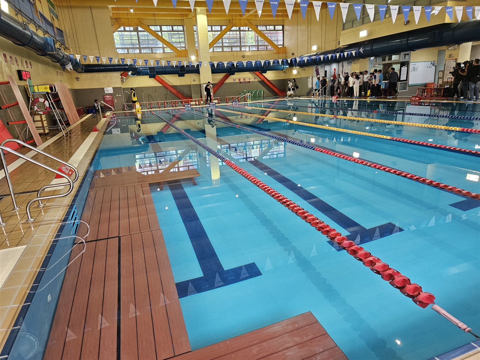 桃園國民運動中心游泳池才剛重啟2個多月，近期又因救生員不足公告封閉3個水道。本報資料照片 