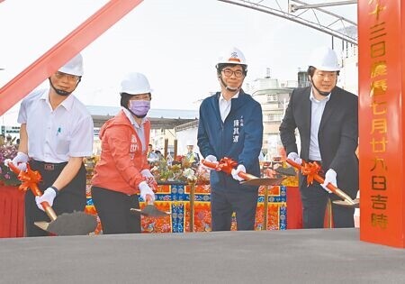 高雄市長陳其邁（右二）13日出席濱海聯外道路南段一期開闢工程暨左營區中海路雨水下水道新建工程動土典禮，他感謝內政部長林右昌（右）的大力支持。（林瑞益攝）