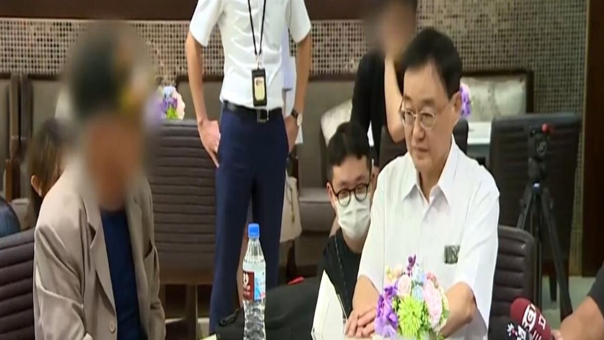 ▼基泰總經理馮先勉拜訪25戶受災戶,一度情緒失控掏出手帕拭淚。(圖/東森新聞)