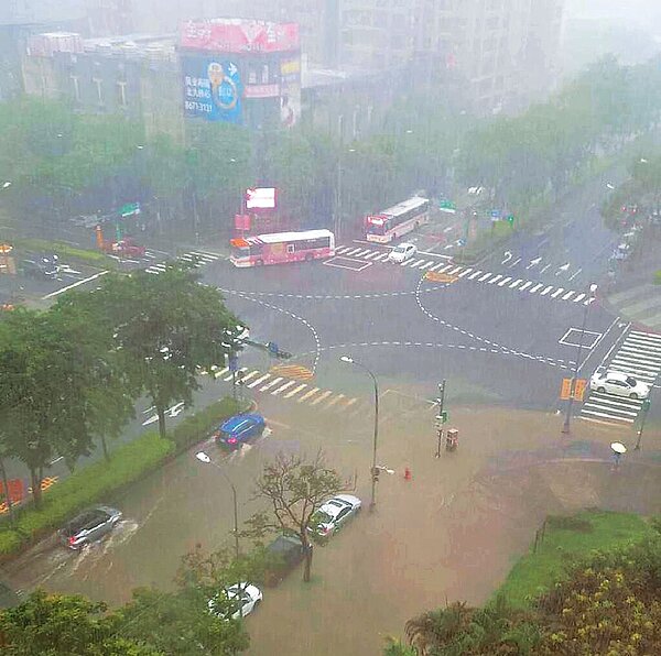 上月20日午後豪大雨,造成三峽北大特區大義路223號積水,馬路成河,水利局已研擬北大特區的分流改善方案。(民眾提供/陳慰慈新北傳真)