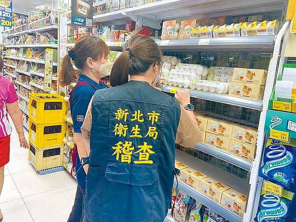 新北市衛生局至全聯超市查核是否仍有販售台農巴西進口蛋。(新北市政府提供/呂健豪新北傳真)