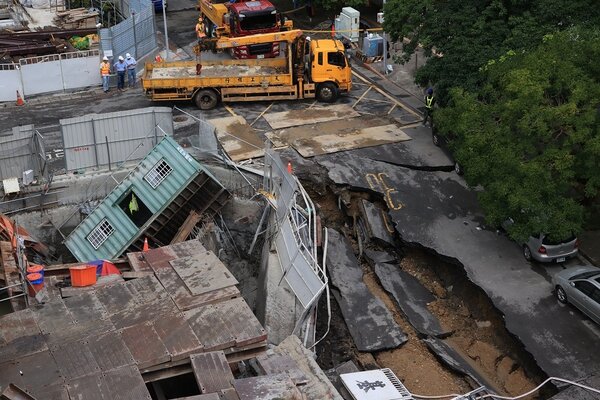台北市大直街的基泰建設建案施工不當，導致民宅傾斜。圖／聯合報系資料照片