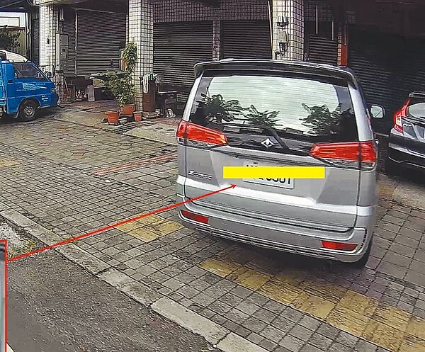 南投縣5鄉鎮市違規停車檢舉案激增,包括人行道停車、車頭或車尾凸出占用人行道等8樣態,共開出1萬5658張。(警方提供/楊靜茹南投傳真)