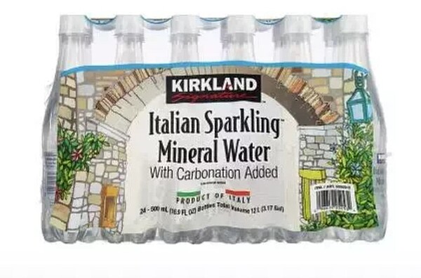 好市多一款自有品牌義大利氣泡水「KIRKLAND SIGNATURE義大利氣泡水」，被證實因瓶罐製成混入異物，共兩批產品須回收。記者林琮恩／翻攝
