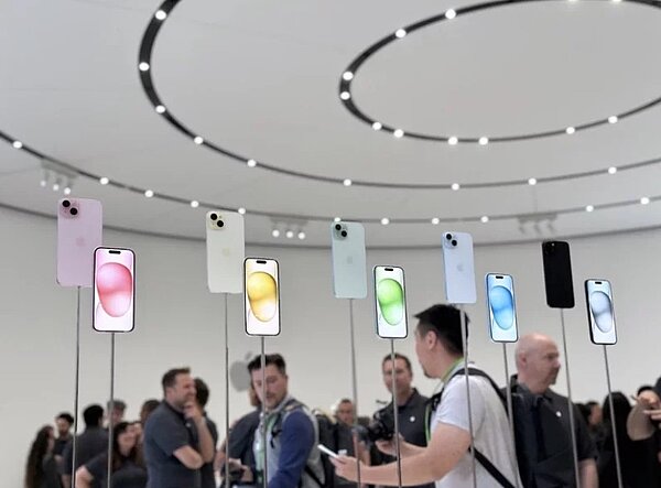 遠傳、中華電信陸續開放iPhone 15預約登記，並預計9月22日正式開賣。記者黃筱晴／攝影
