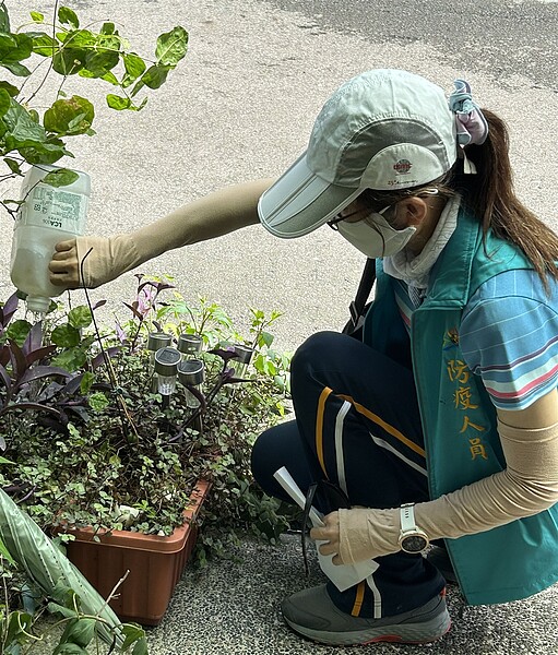 台中市衛生局說明，市府團隊及區公所防疫人員執行登革熱病媒蚊孳生源清除工作。圖／衛生局提供