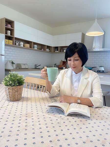 吳淡如表示,很多人預測,將來的房價可能下跌,但這個「將來」是多遠?圖/吳淡如臉書