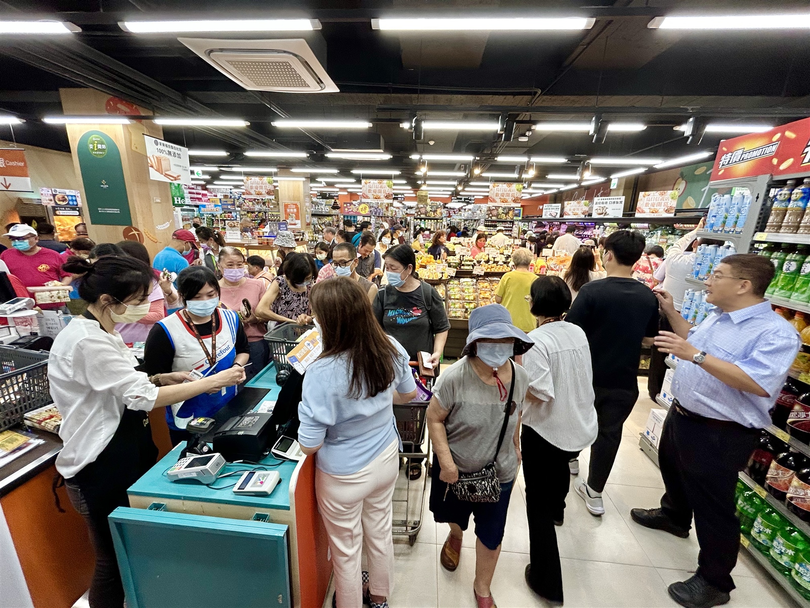 家樂福超市-烏日信義店開幕，大批民眾湧入消費。記者宋健生/攝影 