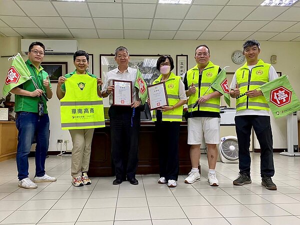 為強化校園交通安全，有巢氏房屋嘉南區經管會發揮企業力量，已贊助用品方式支援學校導護工作。圖／有巢氏房屋提供