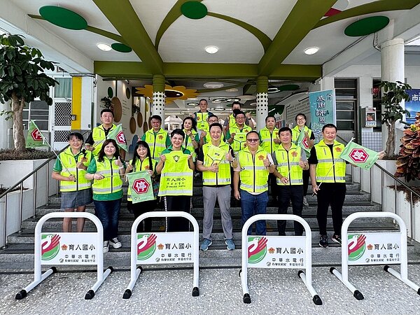 有巢氏房屋嘉南區經管會挺導護志工，贊助導護用品守護他們的安全。圖／有巢氏房屋提供