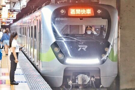 全國火車駕駛產業工會提出中秋及國慶連假不上班,連署書到13日截止。火車駕駛工會說,已有逾9成9、約1400名台鐵司機員參與連署,中秋連假台鐵疏運恐開天窗。(本報資料照片)